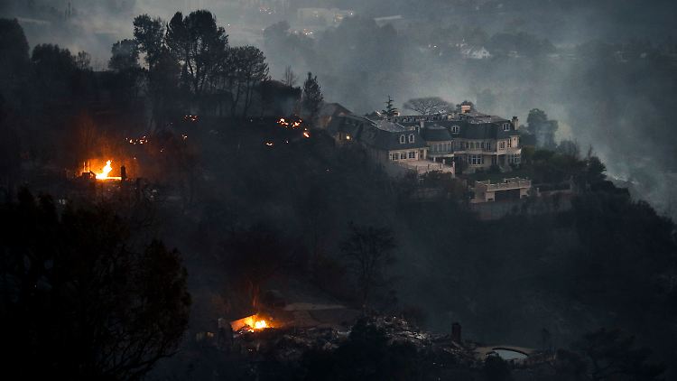 Wo das Feuer durchgezogen ist, bleibt fast nur noch verbrannte Erde. Wie durch ein Wunder wurde diese Villa in Bel Air von den Flammen verschont.
