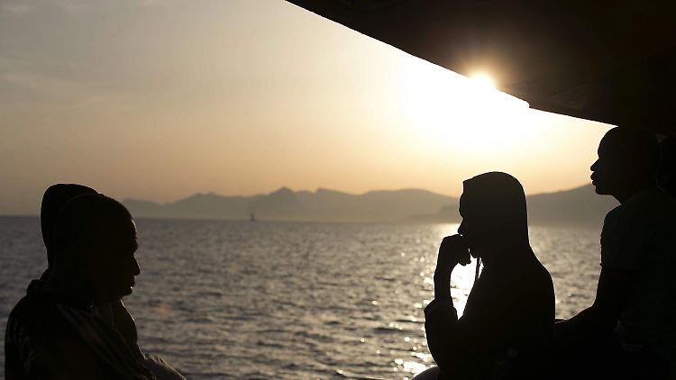 Ein langer Weg mit Ungewissheit - ein Flüchtlingsboot aus Libyen erreicht den Hafen im italienischen Trapani.