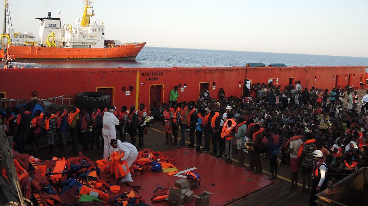Gerettete Flüchtlinge warten auf den Transfer auf das Rettungsschiff "Aquarius".
