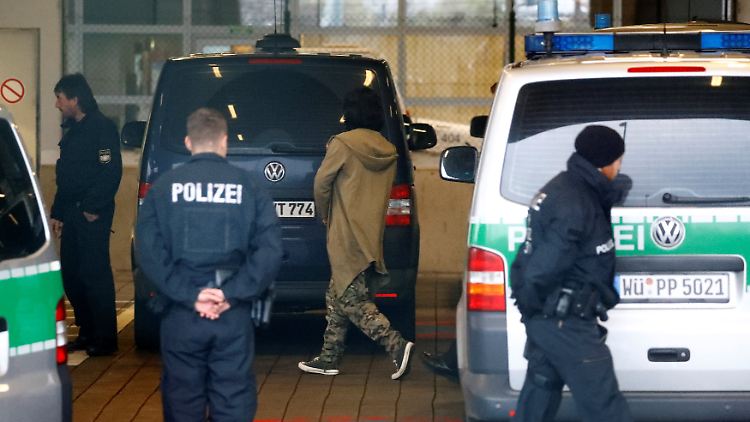 Sicherheitsvorkehrungen in Frankfurt vor dem Abflug.