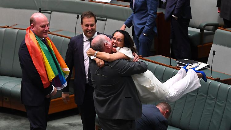 Jubelszenen im Unterhaus: Die Abgeordnete Linda Burney fällt ihrem Parlamentskollegen Warren Entsch nach der Entscheidung um den Hals.