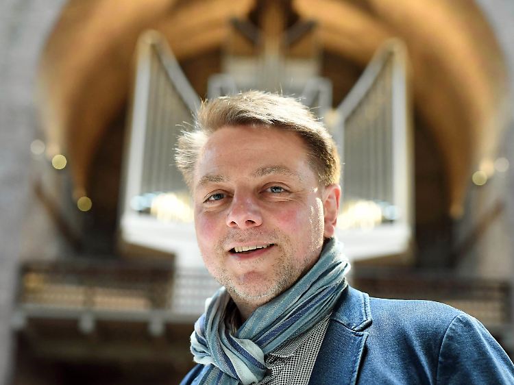 Fürsprecher der Orgelkultur: Der Orgelsachverständige Michael G. Kaufmann, hier vor der Klais-Orgel in der Kirche St. Stephan in Karlsruhe.