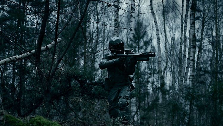 "S.U.M.1" zeigt einen Soldaten der Zukunft auf Solo-Mission im Brandenburger Wald.