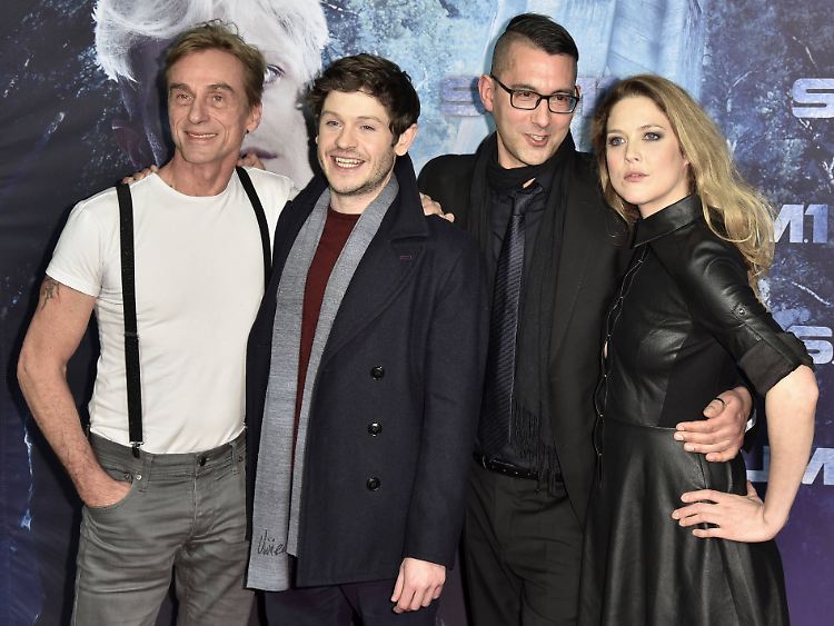 Christian Pasquariello (2.v.r.) mit seinen Darstellern André Hennicke, Iwan Rheon und Zoe Grisdale.