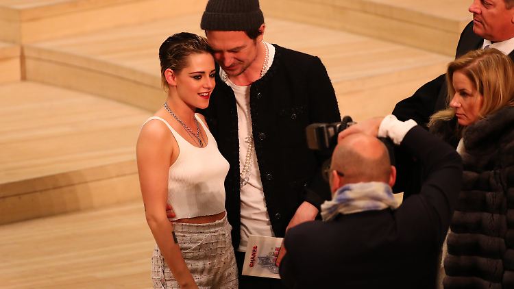 Lars Eidinger traf seine Kollegin Kristen Stewart aus "Personal Shopper" vor kurzem bei der Chanel-Show in der Hamburger Elbphilharmonie.