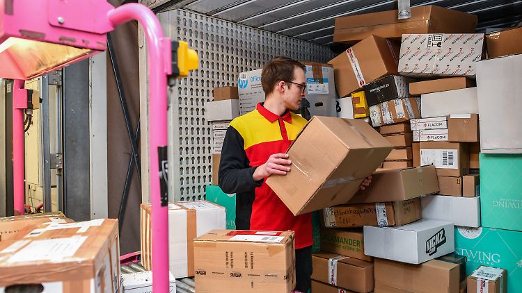 Hochsaison in den Verteilzentren: In den Wochen vor Weihnachten schwillt die Zahl der Paketlieferungen regelmäßig kräftig an.