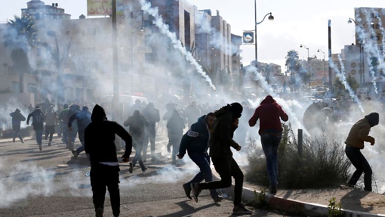 In Jerusalem brennen Autoreifen und USA-Flaggen - und es fallen Schüsse.