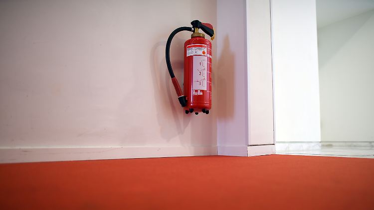 Der Löscher muss die Kennzeichnung "DIN EN 3" tragen, bei kleineren Löschdosen ist es die "DIN SPEC 14411".