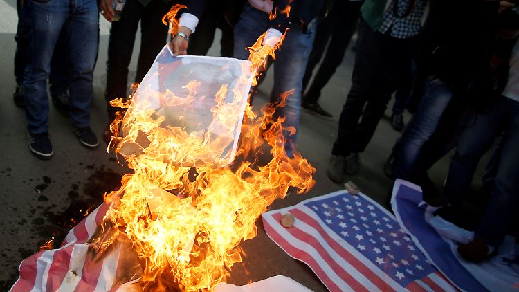 Palästinenser verbrennen in Israel die US-Flagge. 