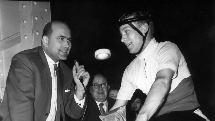 Heinz-Florian Oertel bei der Arbeit. Unverkennbar die hohe Stirn, hier bei der "Nacht der Matadoren" 1964.