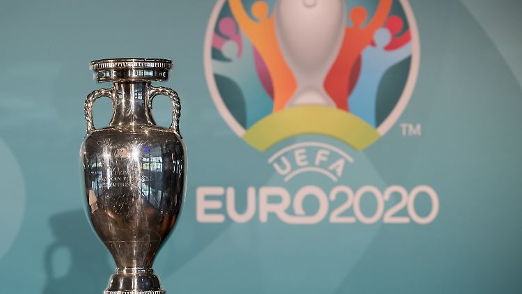 Um die Durchführung der Fußball-EM 2020 im Sommer 2021 wird gerungen.