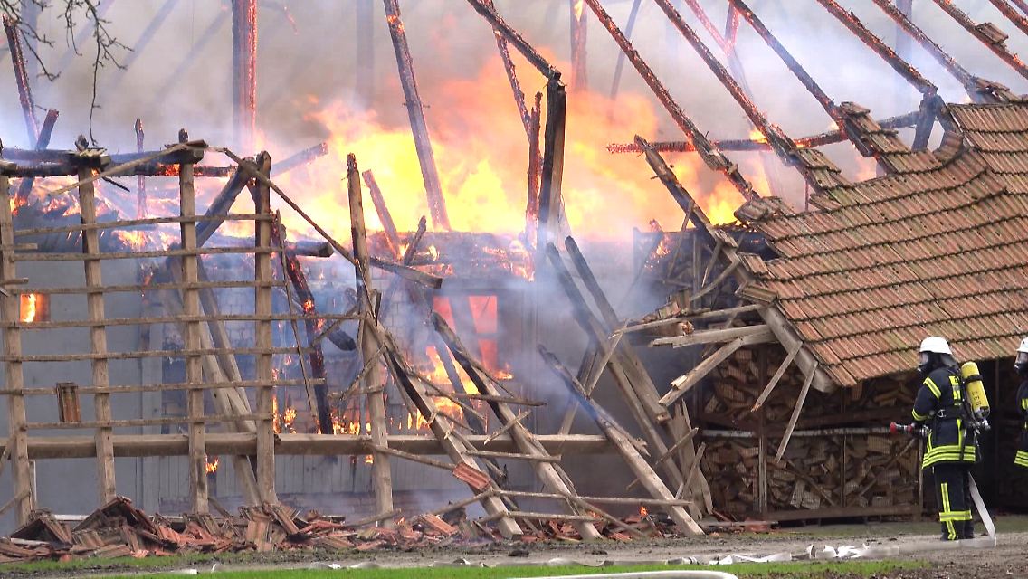 Beim Eintreffen der ersten Feuerwehr- und Polizeieinheiten satnd der Stall bereits vollständig in Flammen.
