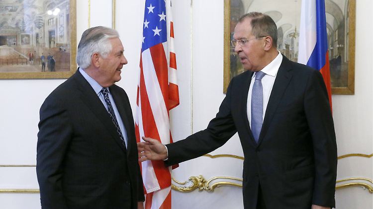 Hier sieht US-Außenminister Rex Tillerson (l.) zwar noch recht freundlich aus, später wird die Stimmung zwischen ihm und seinem russischem Amtskollegen Sergej Lawrow jedoch kippen.