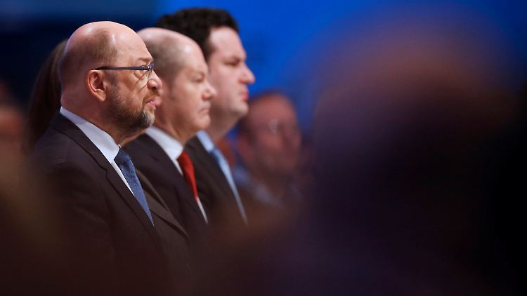 Müssen zugleich den Blick nach vorn und nach innen richten: SPD-Chef Martin Schulz (l.) und seine Mitstreiter.