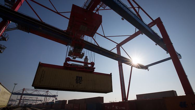 Verladen eines Containers beim Logistikunternehmen Eurokombi im Hafen von Hamburg.