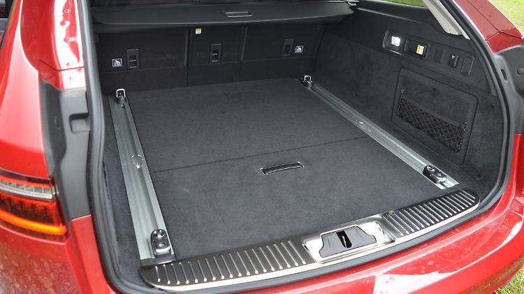 Der Kofferraum des Jaguar XF Sportbrake schluckt 565 Liter bei aufrechter Rückbank.