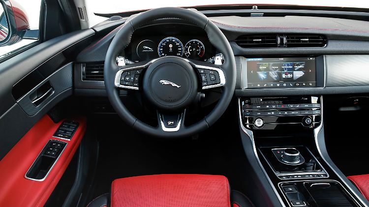 Der Innenraum des Briten ist klar strukturiert, lediglich die Menüleiste für die Fahrmodi ist in der Mittelkonsole etwas weit hinten angebracht.
