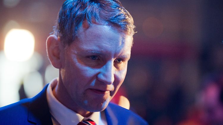 "Ist der oberste Brandstifter Deutschlands überhaupt Teil seines 'lieben' deutschen Volkes? Gehört er zum 'selbstverneinenden europäischen Platzhaltertyp' (Zitat Höcke)?"