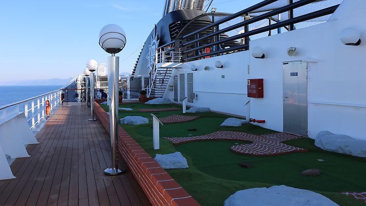 Eine Minigolfanlage mit fünf Löchern befindet sich an Bord, genau wie ein Platz für Tennis und Basketball (rechts oben).