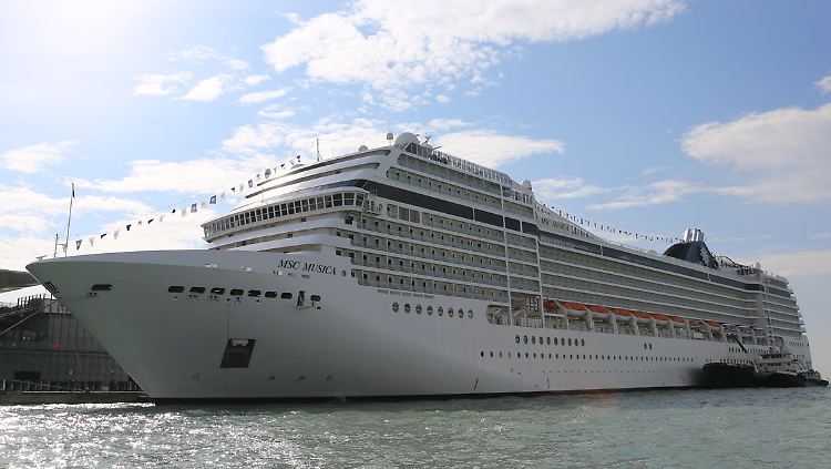 Die "MSC Musica" im Hafen von Venedig - noch dürfen die Schiffe nahe der Altstadt anlegen.