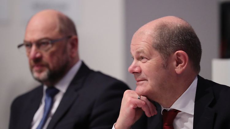 82 und 60: Das sind die Wahlergebnisse von Parteichef Schulz (l.) und seinem Vize Scholz.