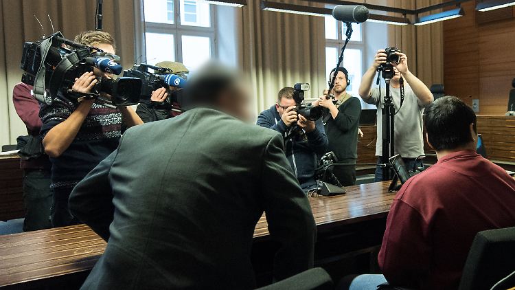 Über sein Alter hüllt sich der wegen Mordes angeklagte Hussein K. in Schweigen. 
