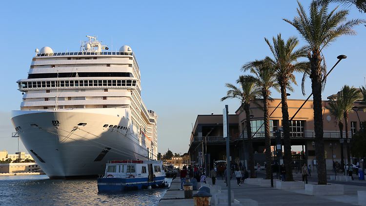 Im italienischen Brindisi macht das Schiff direkt an der Altstadt fest - gut für die Passagiere, aber auch für die Anwohner?