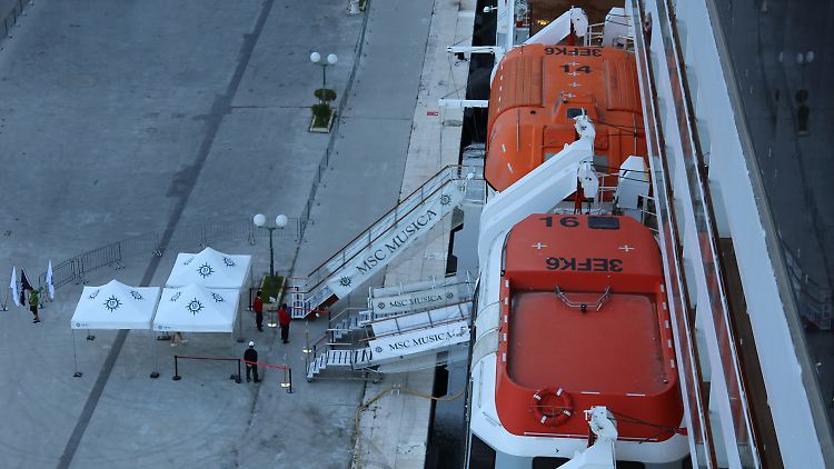 Über Treppen wie diese werden die Passagiere an Land gelassen - vor allem bei der Rückkehr bilden sich lange Schlangen.