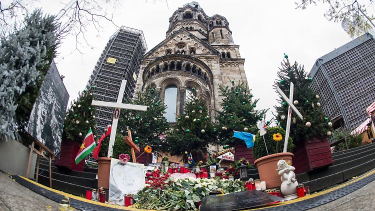 Knapp ein Jahr nach dem Anschlag hat der Weihnachtsmarkt am Breitscheidplatz wieder geöffnet.