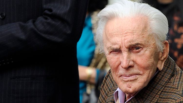 Flirtet noch immer gerne: Kirk Douglas, mittlerweile 101. 