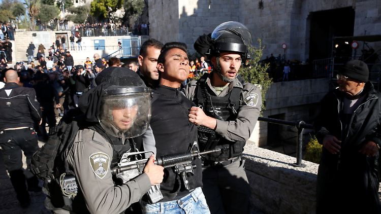 Am Damaskustor, dem Zugang zur Altstadt, nimmt die israelische Polizei einen Demonstranten fest.