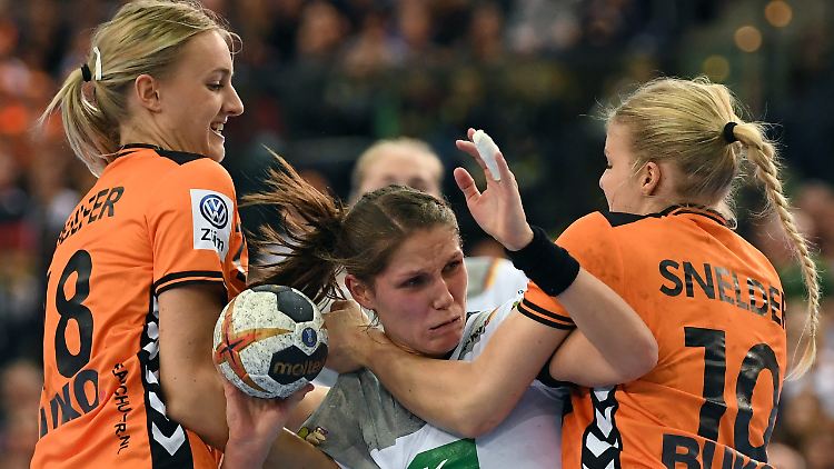 Die Handballerinnen kamen kaum durch die aggressive Abwehr der Niederländerinnen durch.