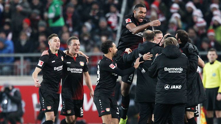 Die Leverkusener feiern das 2:0 durch Lars Bender.