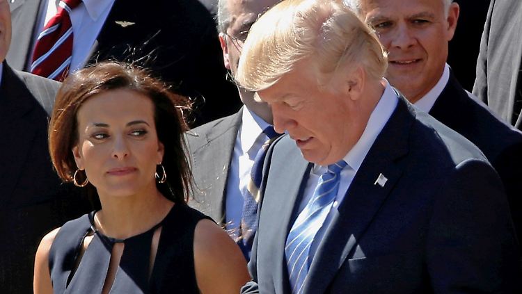 Dina Powell, hier auf einem Termin mit Donald Trump, tritt zurück.