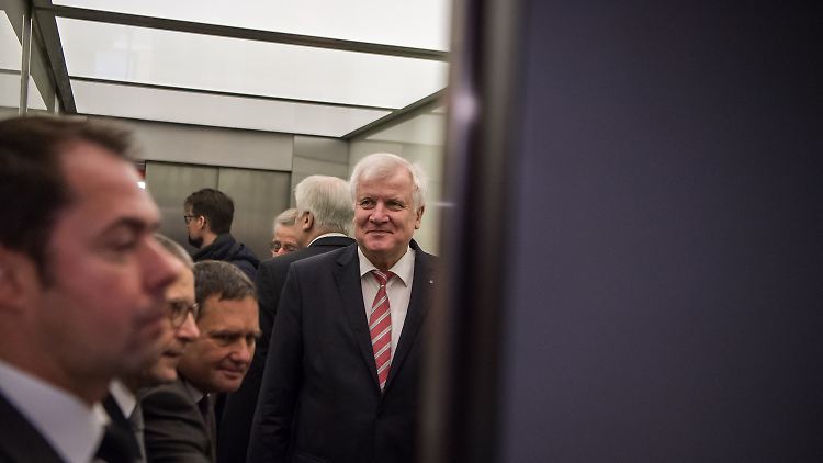 Horst Seehofer sagt, er kann auch auf dem E-Bike die frische Luft genießen.