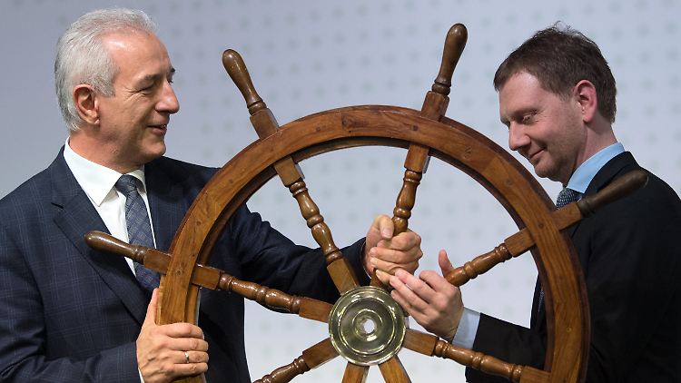 An Symbolik fehlt es nicht auf dem Parteitag: Tillich übergibt das Steuerrad an Kretschmer.
