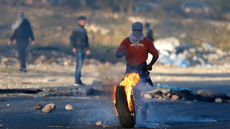 In Nablus im Westjordanland liefern sich Palästinenser Zusammenstöße mit Israels Armee.