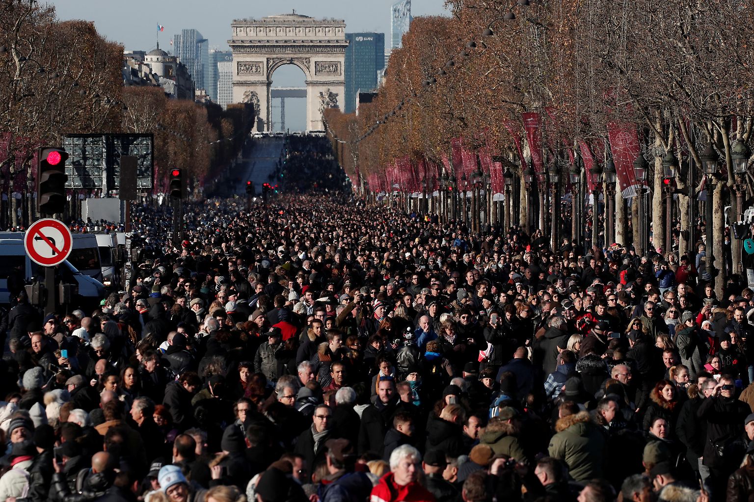 So etwas hat Frankreich lange nicht gesehen: Auf den Pariser Champs-Élysées drängen sich Hunderttausende.