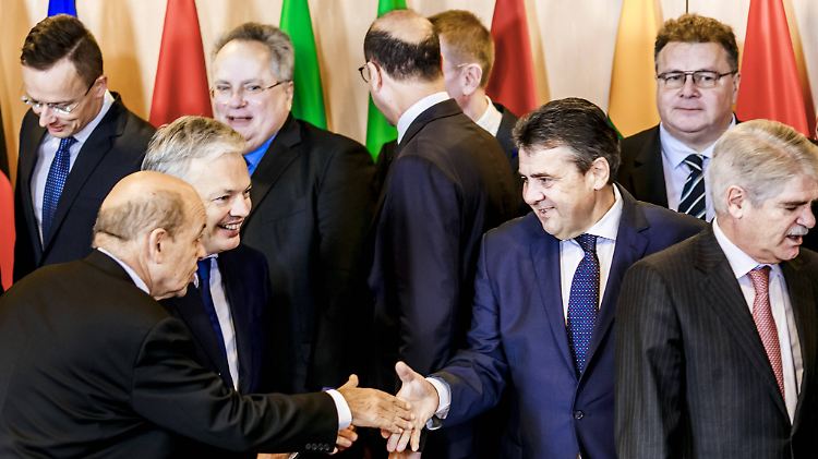 Außenminister Sigmar Gabriel (3.v.r.) am Dienstag mit seinen EU-Amtskollegen. Am Montag treffen sie sich wieder.