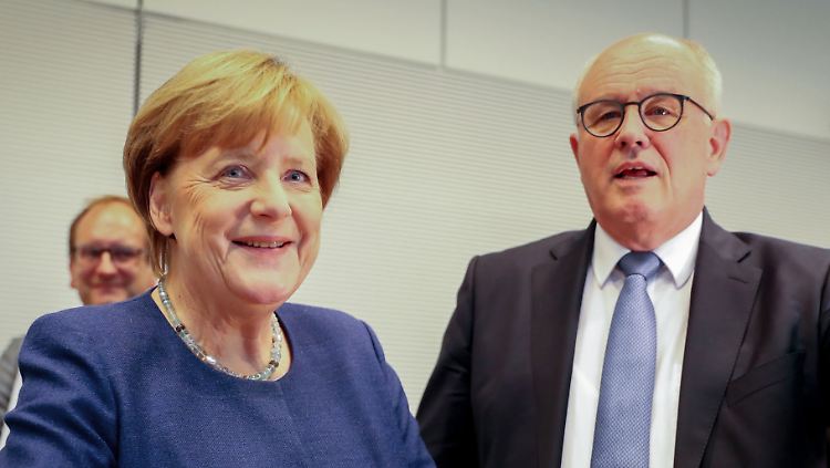 Unions-Fraktionschef Kauder mit Kanzlerin Merkel.
