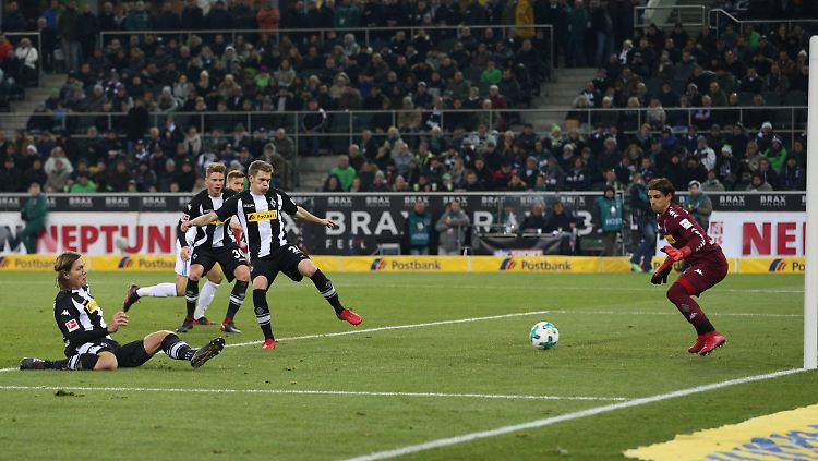Vestergaard (l.) trifft unglücklich ins eigene Tore.