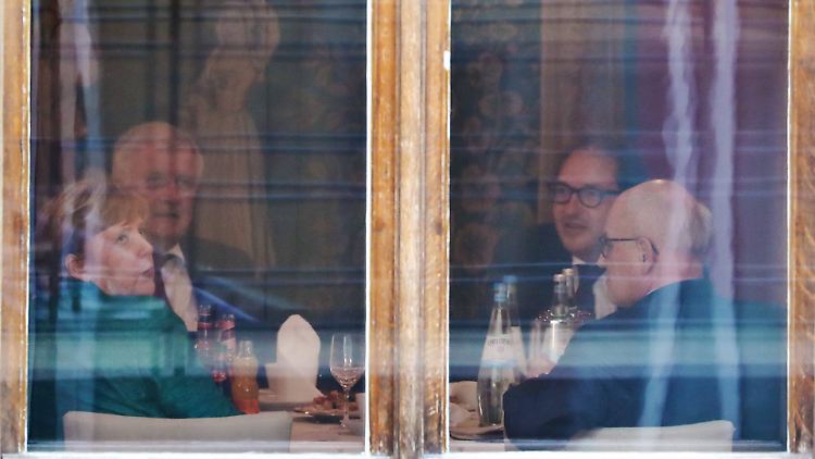 Da saßen sie noch bei den Sondierungen für Jamaika zusammen: Bundeskanzlerin Angela Merkel, CSU-Chef Horst Seehofer, Bundesverkehrsminister Alexander Dobrindt (CSU) und der Vorsitzende der CDU/CSU-Bundestagsfraktion, Volker Kauder.