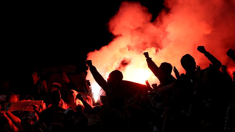 In London und in Belgrad: Bengalos im Kölner Block.