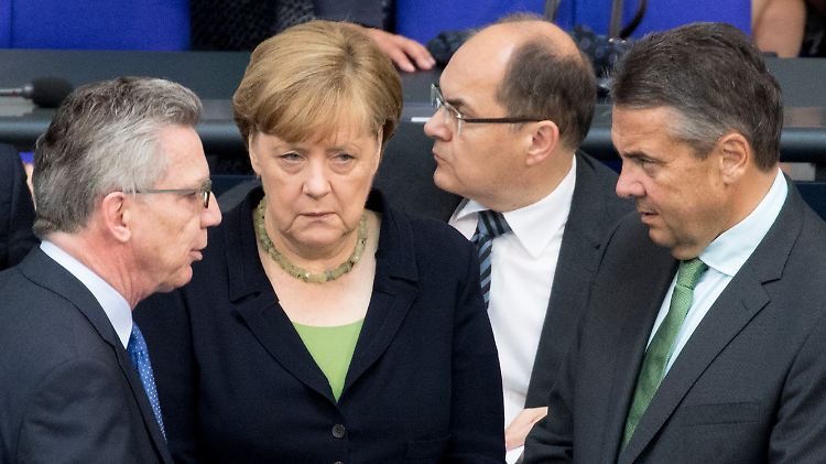 Thomas de Maizière im Gespräch mit einem potenziellen Partner.