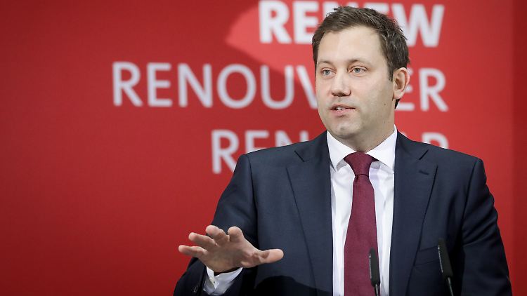 Lars Klingbeil erwartet Bewegung der Kanzlerin in den Themen Bildung und Europa.