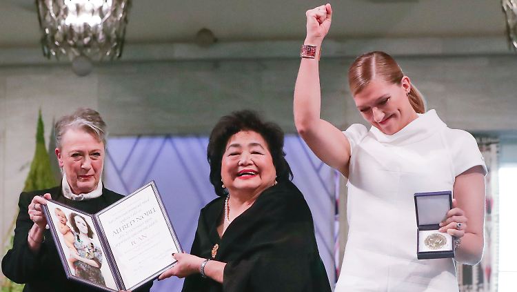 Die Hiroshima-Überlebende Setsuko Thurlow (Mitte) und Ican-Direktorin Beatrice Fihn (rechts) erhalten von Berit Reiss-Andersen vom Nobelpreis-Komitee den Friedensnobelpreis. 