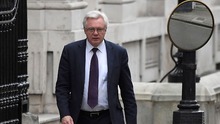 Mit seinen Aussagen zum Verhandlungsdurchbruch mit Brüssel stiftet Brexit-Minister David Davis Verwirrung.