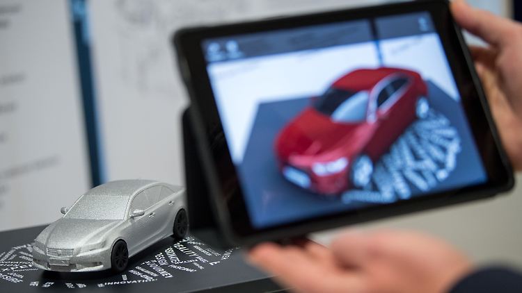 Per Tablet lassen sich Autos den eigenen Wünschen anpassen, wie es kein Verkäufer in gleicher Zeit könnte.