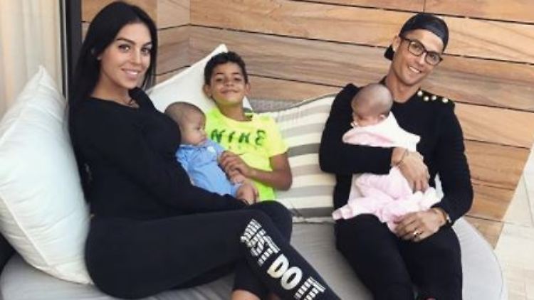 Auf diesem Bild ist die Familie komplett - quasi, denn Baby Alana ist im Bauch der Mutter.