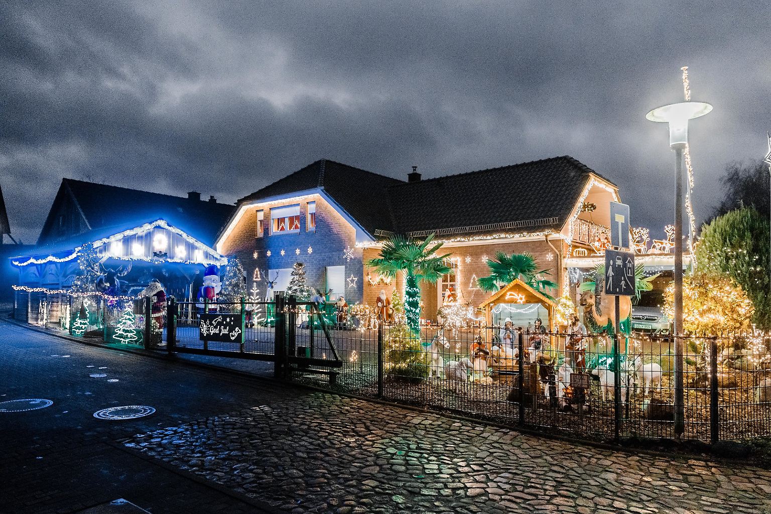 Familie Rahlfs aus dem schleswig-holsteinischen Barnitz bringt regelmäßig Weihnachtsdekoration aus Schweden mit. Wenn die Dekoration wieder abgehängt wird, füllt sie mittlerweile zwei Lastwagen.